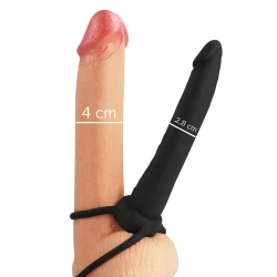 MYTHOLOGY - DILDO ANAL CU INEL PENTRU PENIS ȘI TESTICULE, Negru